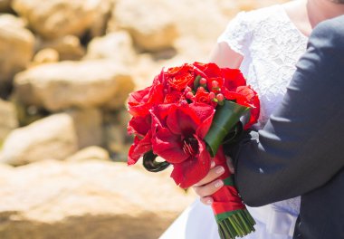 Gelinin elinde düğün buketi