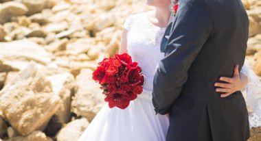 Gelinin elinde düğün buketi