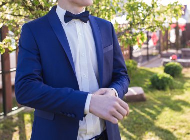 Takım elbiseli damat