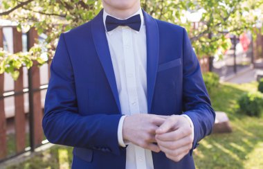 Takım elbiseli damat