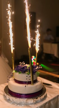 geleneksel ve dekoratif düğün pastası