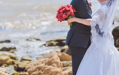 Gelin ve damat birlikte açık havada düğün gününde poz