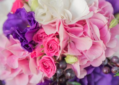 Gelinin elinde düğün buketi