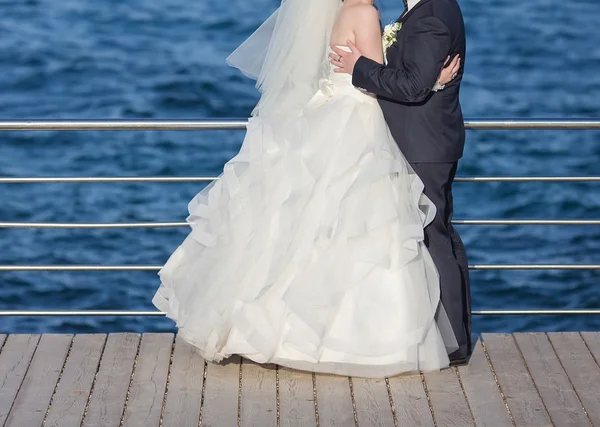 花嫁と花婿の結婚式の日に屋外で一緒にポーズ — ストック写真