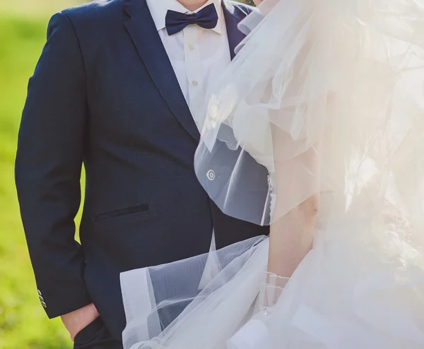 Novia y novio posando juntos al aire libre en un día de boda — Foto de Stock