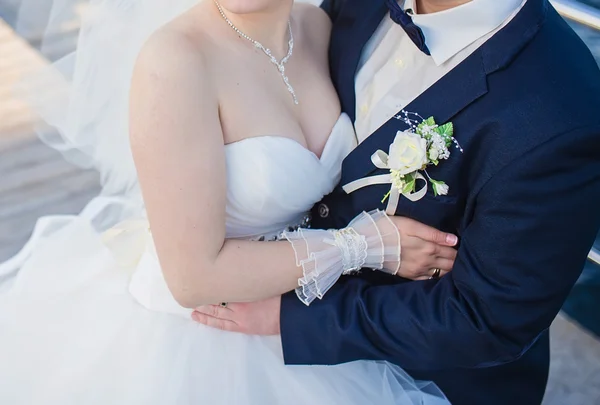 Наречений і наречений позує разом на відкритому повітрі в день весілля — стокове фото