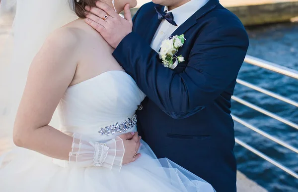 Mariée et marié posant ensemble à l'extérieur un jour de mariage — Photo