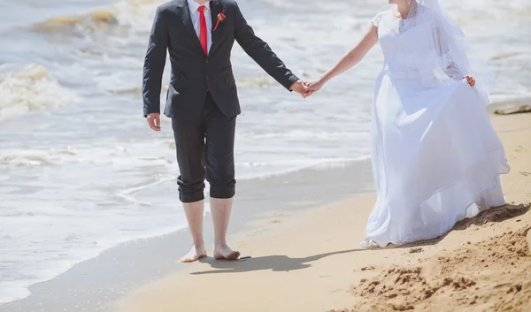 Noiva e noivo posando juntos ao ar livre em um dia de casamento — Fotografia de Stock