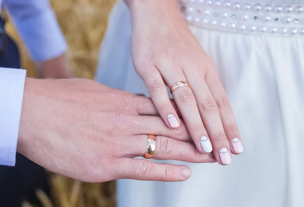 Wed couples hands with wedding rings — Stock Photo, Image