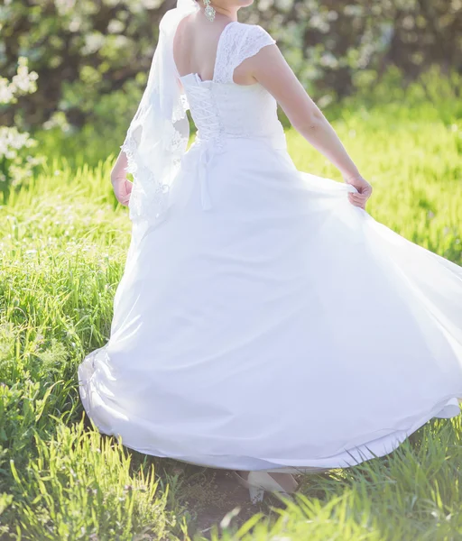 Young beautiful bride on the nature — Stock Photo, Image