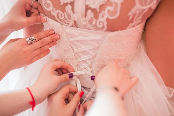 Ayudando a la novia a ponerse su vestido de novia —  Fotos de Stock