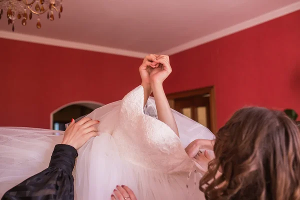 Допомагаючи нареченій одягнути весільну сукню — стокове фото