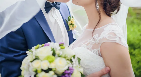 Bruid en bruidegom poseren samen buitenshuis op een trouwdag — Stockfoto