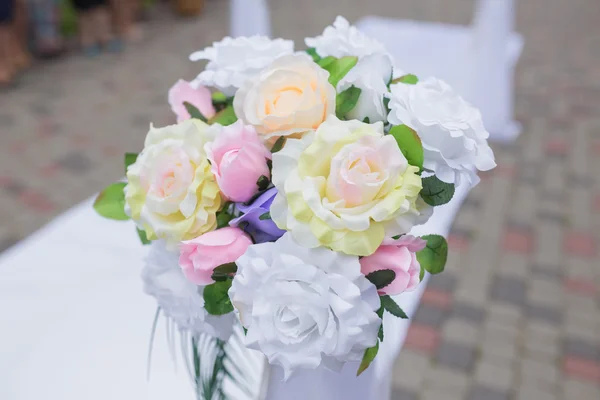 El ramo de boda en las manos de la novia —  Fotos de Stock