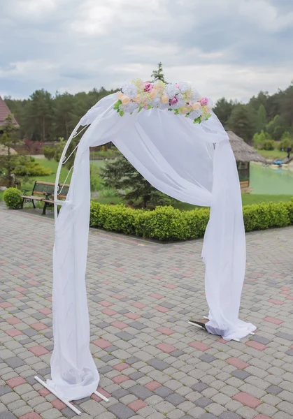 Hermoso arco de boda para la ceremonia —  Fotos de Stock