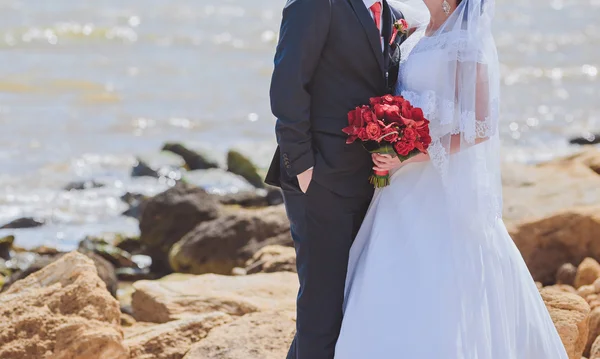 Braut und Bräutigam posieren am Hochzeitstag gemeinsam im Freien — Stockfoto