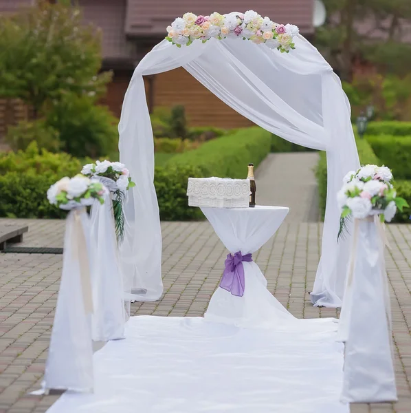 Hermoso arco de boda para la ceremonia —  Fotos de Stock