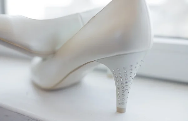 Sapatos de casamento branco — Fotografia de Stock