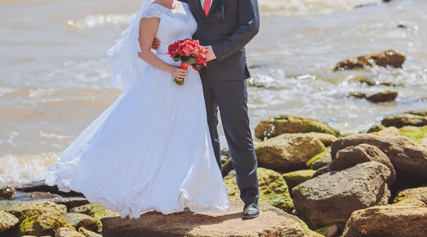 Braut und Bräutigam posieren am Hochzeitstag gemeinsam im Freien — Stockfoto