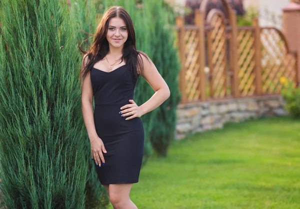 Esmer model siyah elbisenin içinde poz — Stok fotoğraf