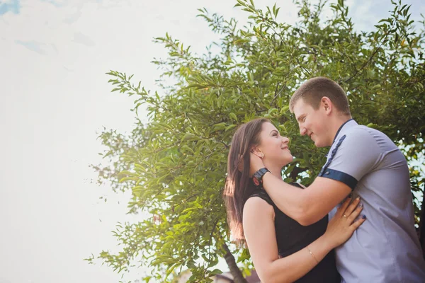 Pareja joven enamorada — Foto de Stock