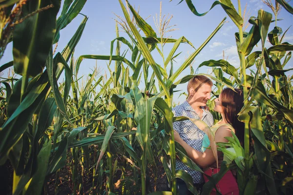 Junges verliebtes Paar — Stockfoto