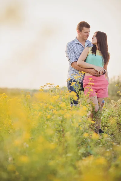 Junges verliebtes Paar — Stockfoto