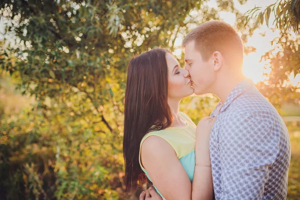 Jovem casal apaixonado — Fotografia de Stock