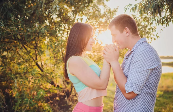 Pareja caminando cogidas de la mano — Foto de Stock