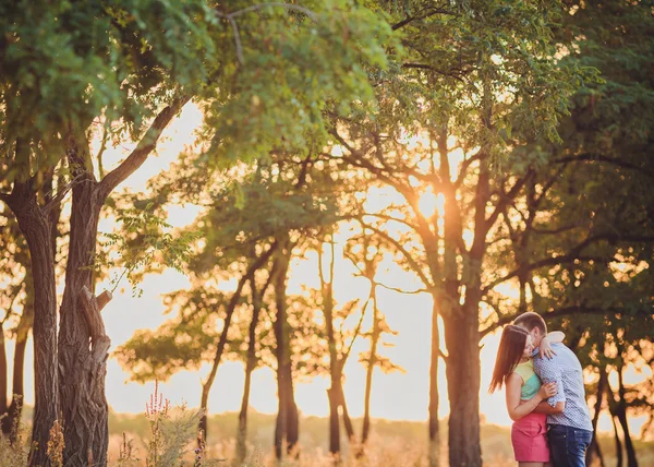 Pareja joven enamorada — Foto de Stock