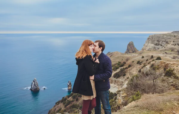 Pár v lásce, relaxační, horské pobřeží — Stock fotografie