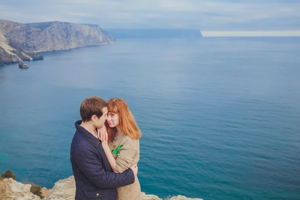 Ontspannend, berg kust verliefde paar — Stockfoto