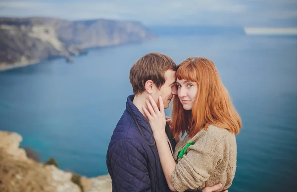 Ontspannend, berg kust verliefde paar — Stockfoto