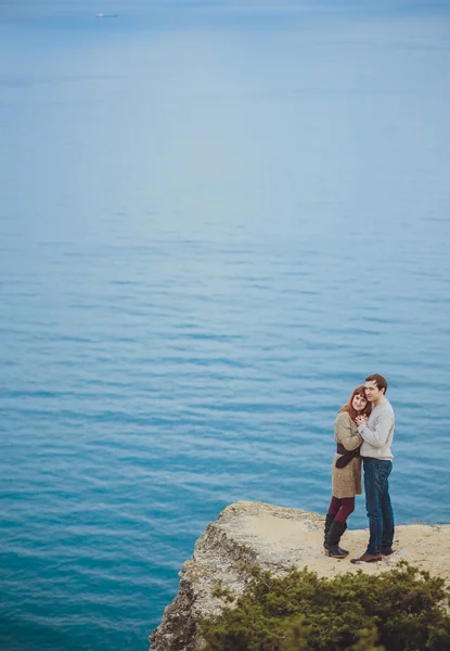 Casal apaixonado relaxante, montanha Coast — Fotografia de Stock