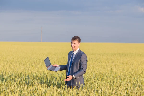 Empresario en un campo de trigo — Foto de Stock