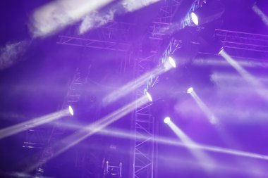 Koyu bir arkaplan karşısında konser ışıkları