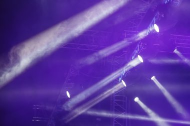 Koyu bir arkaplan karşısında konser ışıkları
