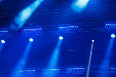 Koyu bir arkaplan karşısında konser ışıkları
