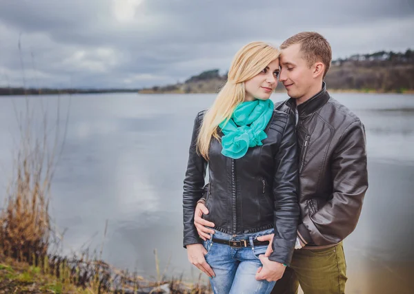 Jovem casal apaixonado — Fotografia de Stock