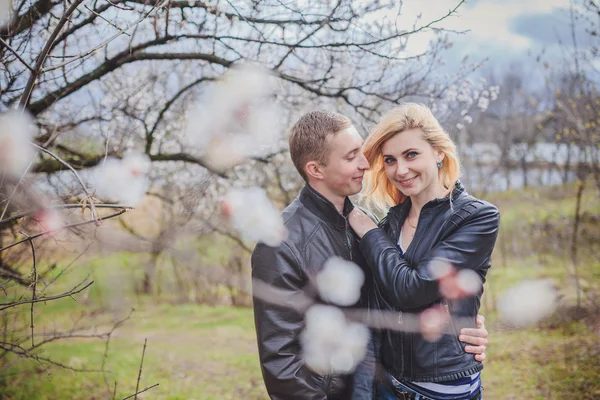 Jovem casal apaixonado — Fotografia de Stock