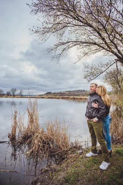 Zamilovaný mladý pár — Stock fotografie