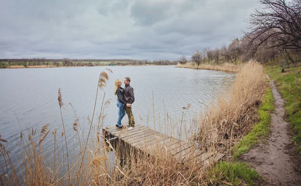 Zamilovaný mladý pár — Stock fotografie