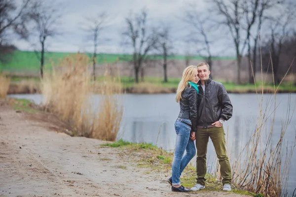 Jong verliefd paar — Stockfoto