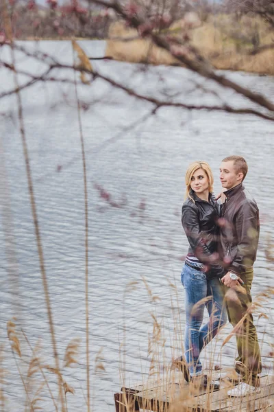 Jong verliefd paar — Stockfoto