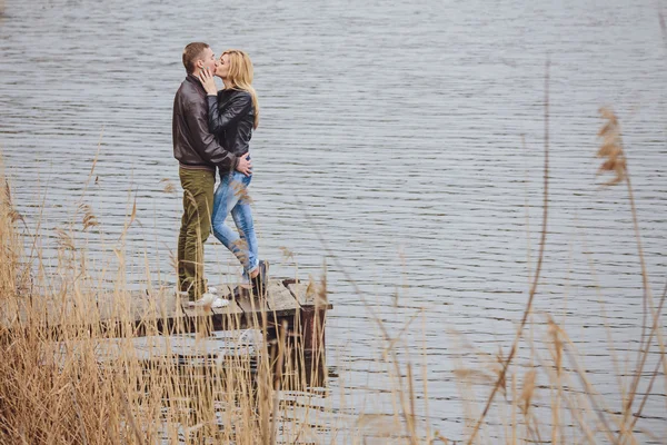 Jong verliefd paar — Stockfoto