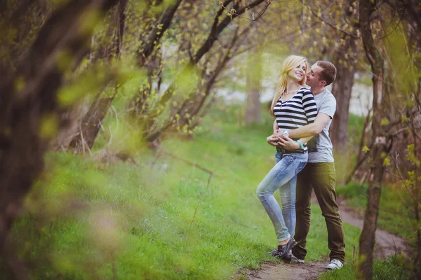 Pareja joven enamorada — Foto de Stock