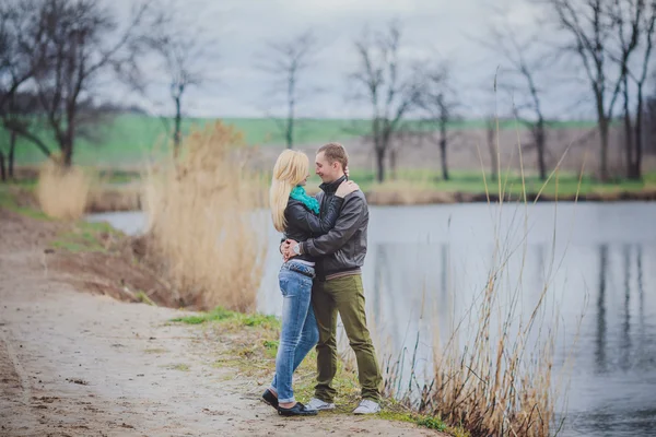 Unga par förälskade — Stockfoto