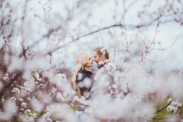 Pareja joven enamorada — Foto de Stock