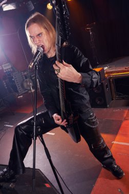 uzun saçlı gitarist oynama ve şarkı