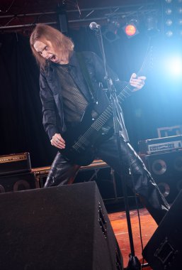 uzun saçlı gitarist oynama ve şarkı